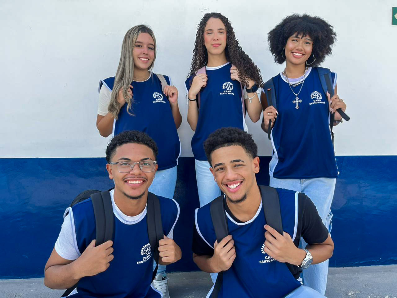 Jovens estudando em grupo